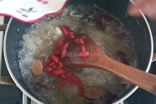 红枣银耳莲子羹的做法图解7