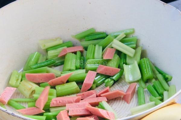 芹菜炒鸡蛋的做法图解10