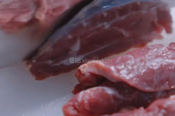 家庭版红薯粉蒸牛肉的做法图解1