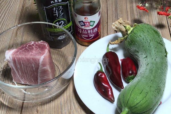 红椒丝瓜炒肉片的做法图解1