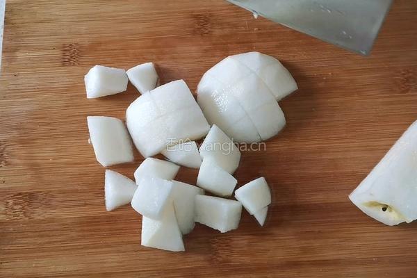 冰糖雪梨银耳羹的做法图解3