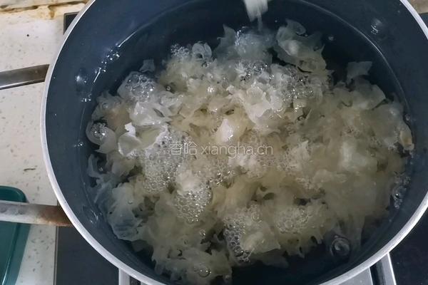 冰糖雪梨银耳羹的做法图解4