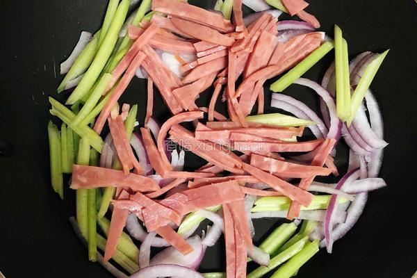 中西合璧低脂低卡｜5分钟酸甜咸香炒意粉 深夜食堂风的做法图解1