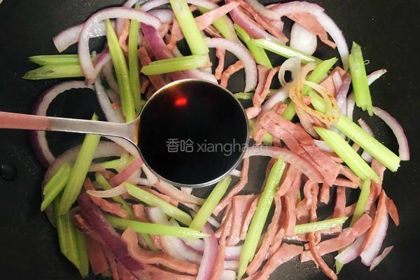 中西合璧低脂低卡｜5分钟酸甜咸香炒意粉 深夜食堂风的做法图解2