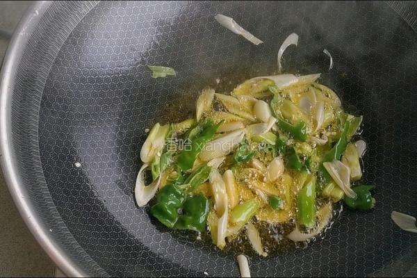 洋葱炒火腿肉的做法图解3