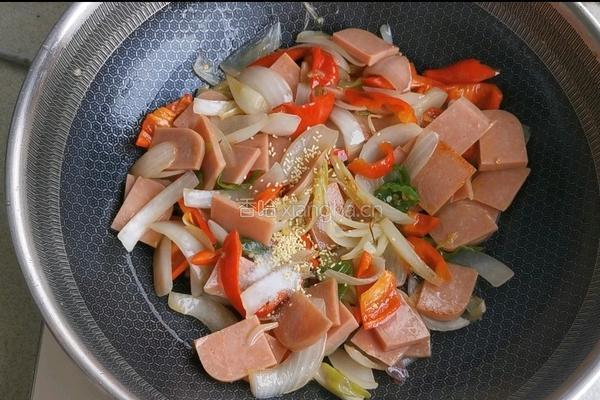 洋葱炒火腿肉的做法图解7
