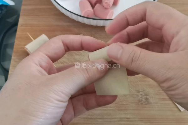 香辣香肠豆皮卷的做法图解2
