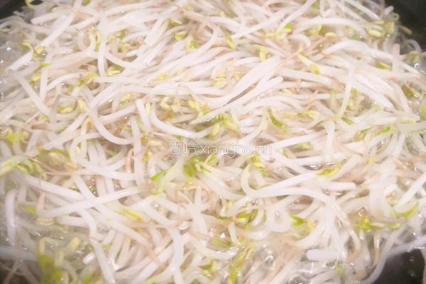凉拌绿豆芽的做法图解1