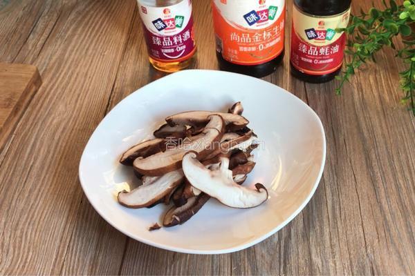 香菇冬笋肉片煲的做法图解3