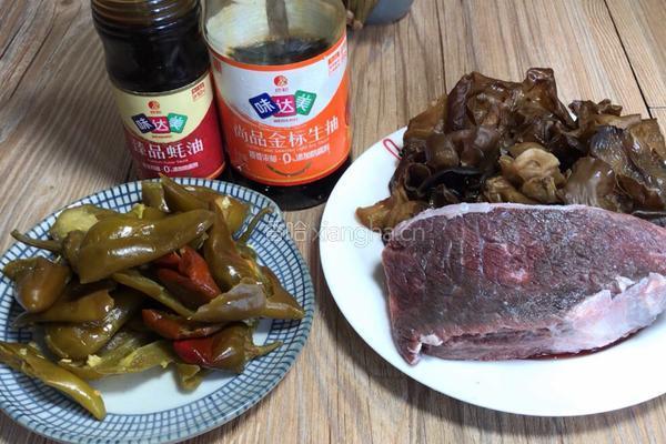酸辣椒木耳炒牛肉的做法图解1