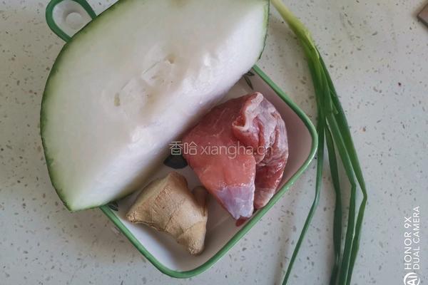 冬瓜瘦肉汤的做法图解1
