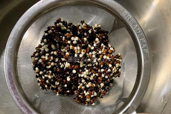尝试不同的做法 加了藜麦的牛奶吐司面包的做法图解1