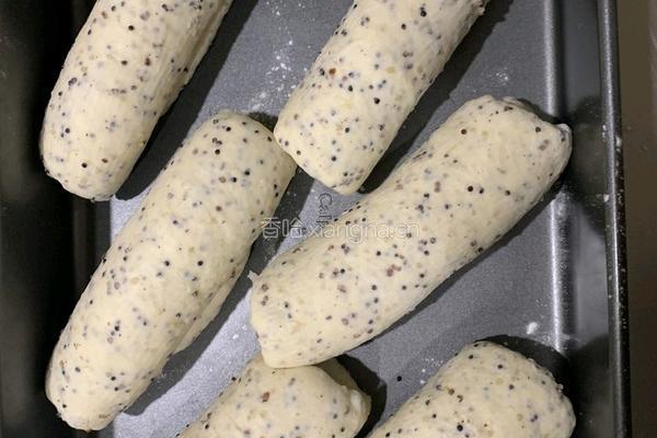 尝试不同的做法 加了藜麦的牛奶吐司面包的做法图解7