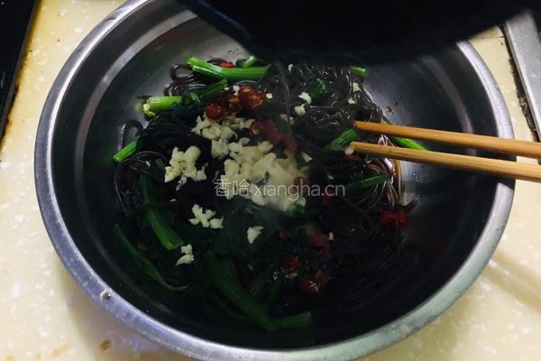 炝拌蕨根粉的做法图解10