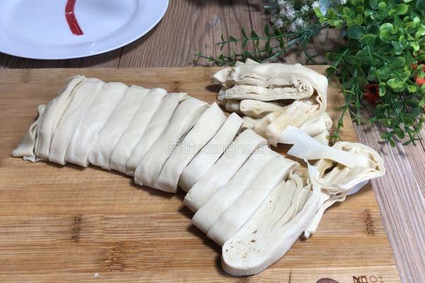 五花肉焖豆腐皮的做法图解2