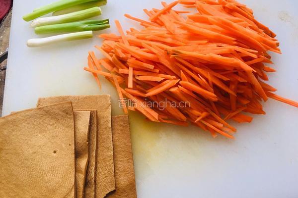 胡萝卜丝炒豆干的做法图解1