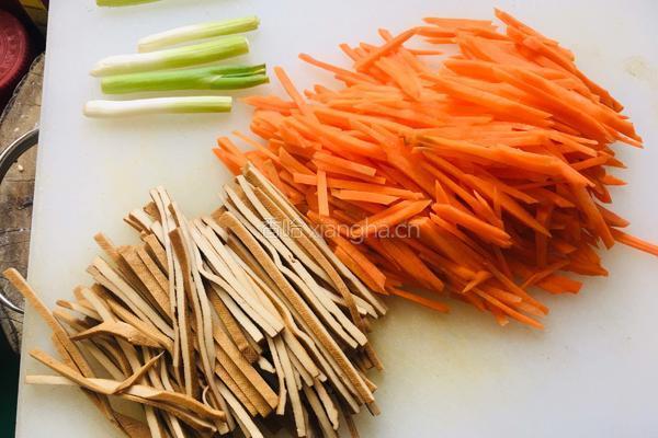 胡萝卜丝炒豆干的做法图解2