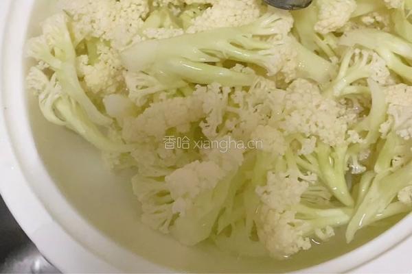 肉片炒花菜的做法图解1