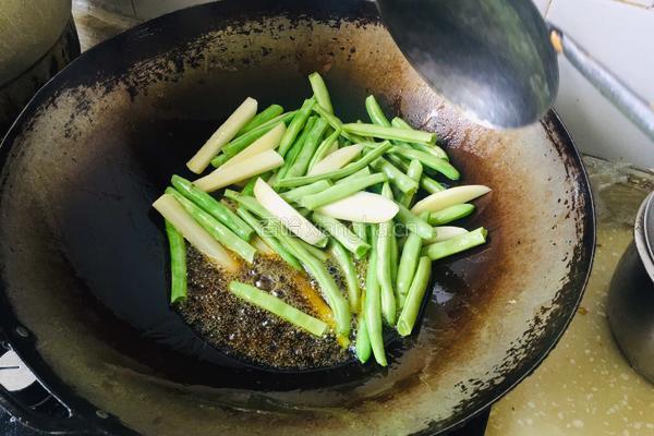 干锅肉丁配土豆四季豆的做法图解3