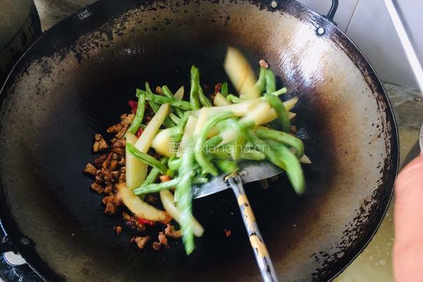 干锅肉丁配土豆四季豆的做法图解8