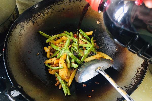 干锅肉丁配土豆四季豆的做法图解10