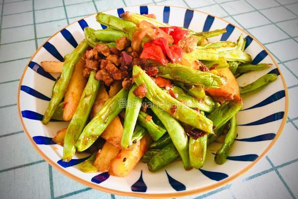干锅肉丁配土豆四季豆的做法图解12