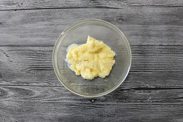 轻盈奶味香浓 卡仕达面包的做法图解2