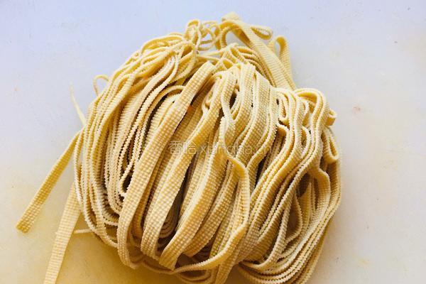 胡萝卜丝炒豆腐皮的做法图解2