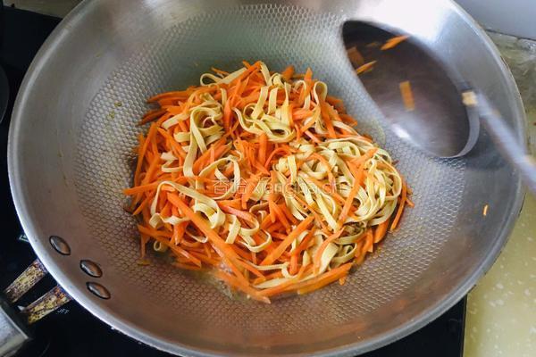 胡萝卜丝炒豆腐皮的做法图解8