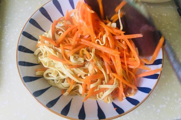 胡萝卜丝炒豆腐皮的做法图解10