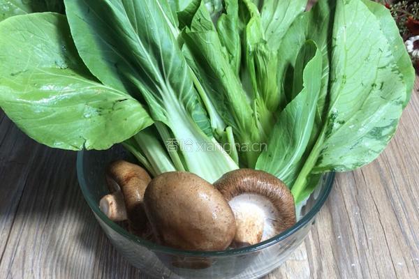 香菇炒小白菜的做法图解1