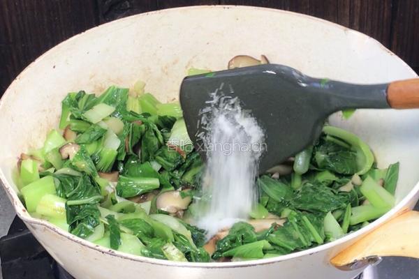 香菇炒小白菜的做法图解8
