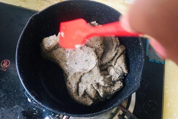 蜂蜜黑豆沙月饼的做法图解5