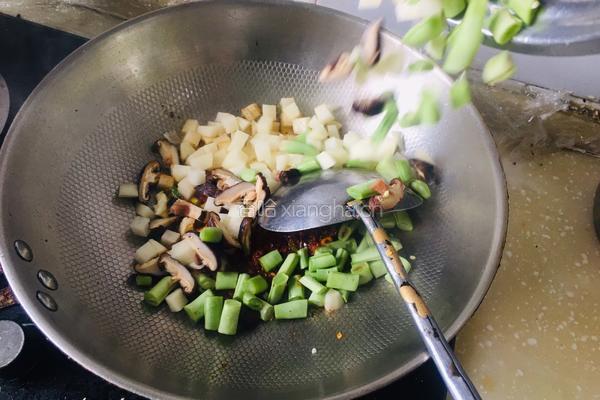 鸡肉香菇土豆丁拌面的做法图解5