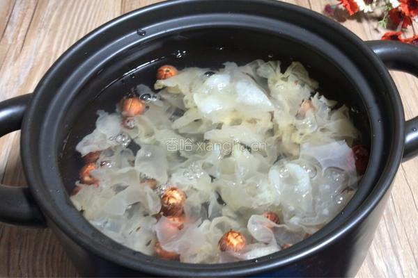 南瓜银耳莲子羹的做法图解2