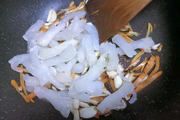 虾仁炒蹄筋的做法图解7