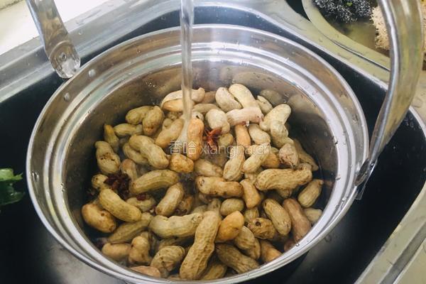 卤味花生的做法图解1