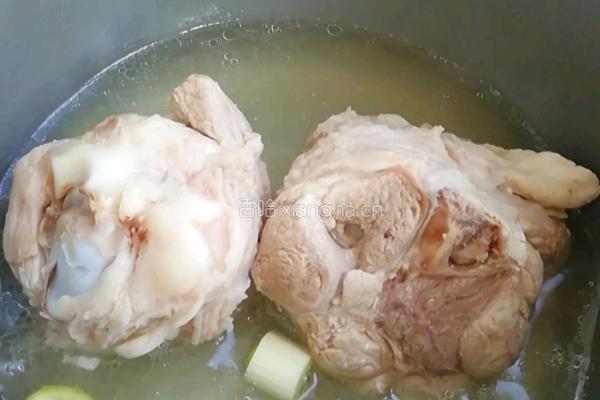 冬瓜薏米大骨汤的做法图解3