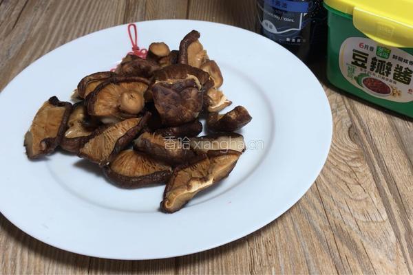 香菇烧鸭肉的做法图解2