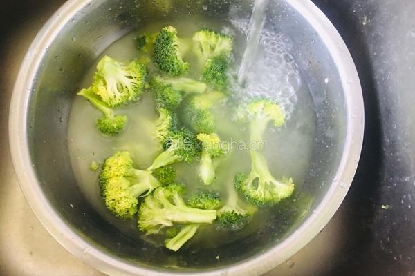 白灼西兰花的做法图解2