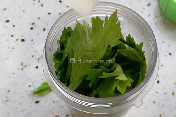 芹菜汁手擀面的做法图解2