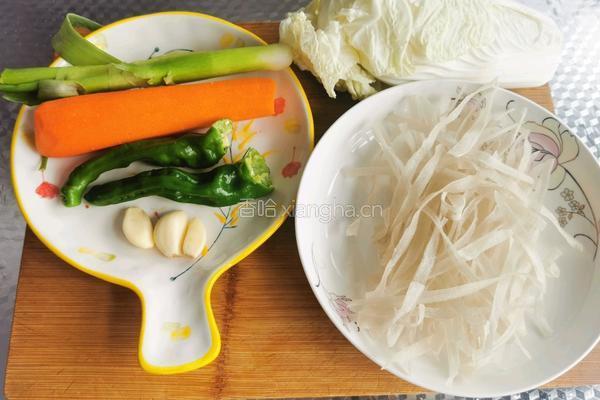 胡萝卜白菜粉条的做法图解1