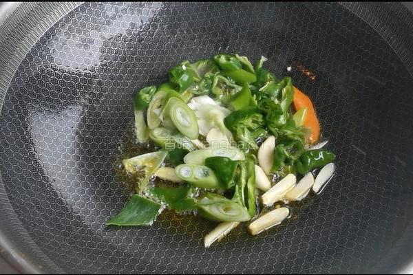 胡萝卜白菜粉条的做法图解3