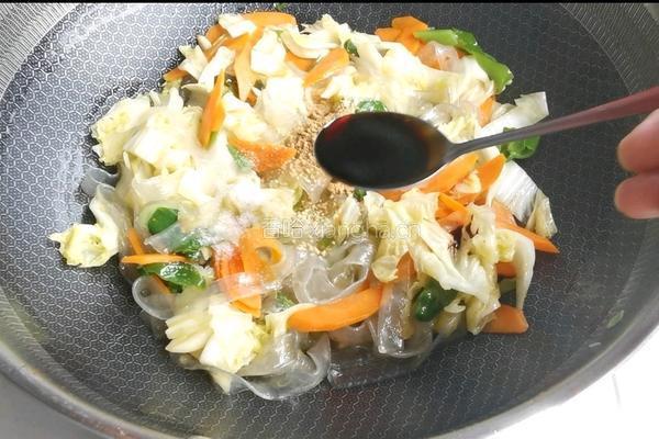 胡萝卜白菜粉条的做法图解7