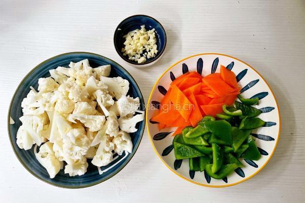 青椒炒花菜的做法图解2