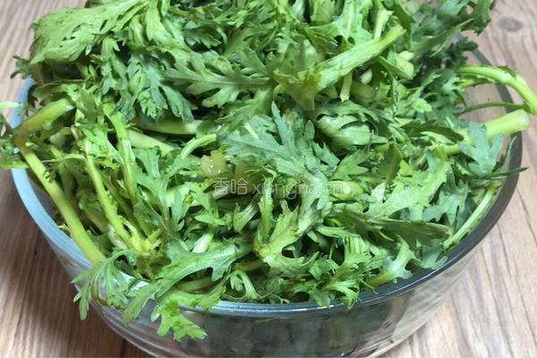 茼蒿炒肉丝的做法图解1