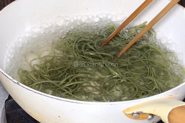 青椒鸡蛋拌海带面的做法图解5