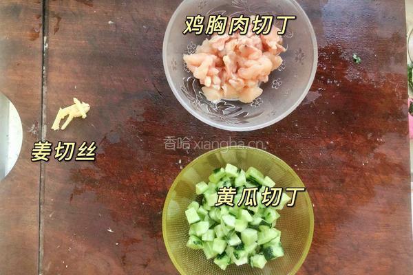黄瓜鸡丁拌面的做法图解1