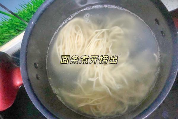黄瓜鸡丁拌面的做法图解3