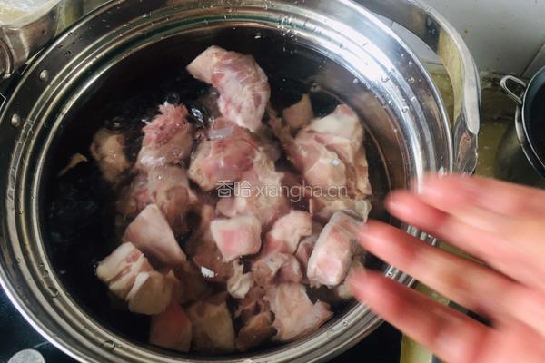 羊肉炖萝卜的做法图解2